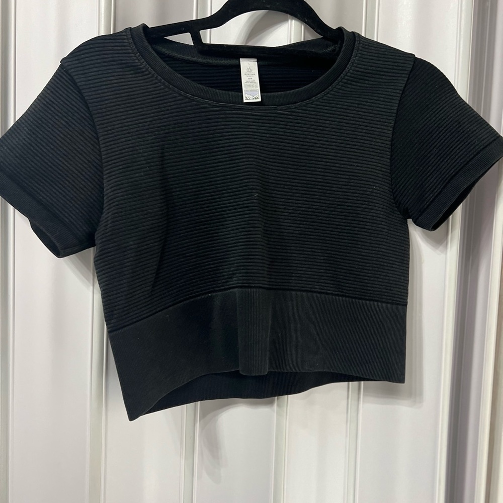 Offline by aerie seamless crop black t shirt medium
